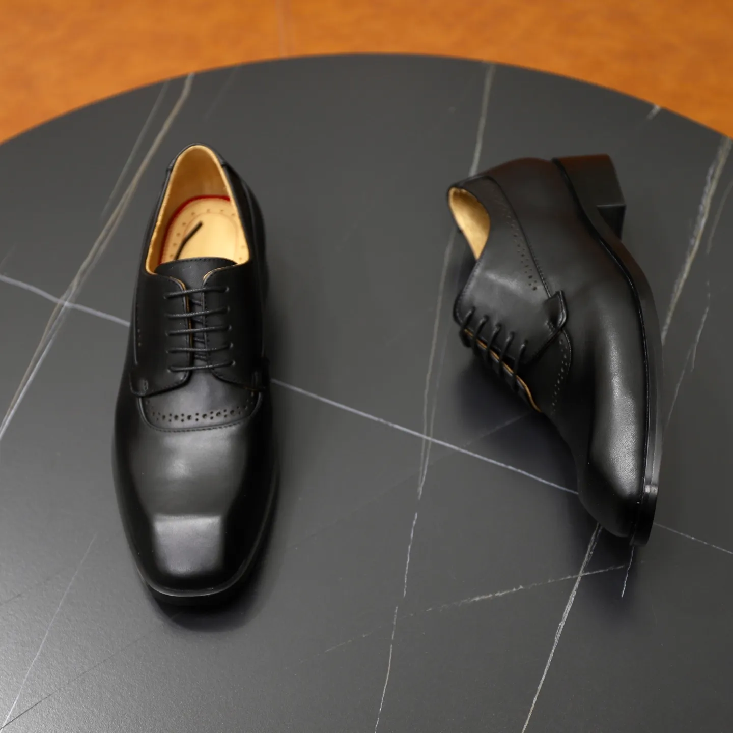 Ex-factory price: 680💰Christia*.Loubouti*🆑High-end men’s business formal leather shoes｜Classic red sole shoes｜Original imported first-layer cowhide｜Water-dyed cowhide lining｜Italian imported red rubber outsole｜High-end luxury｜Perfect interpretation of fashion, sunshine, style, suitable for various occasions Size: 38-44 (customized for 45, 46, 47)
